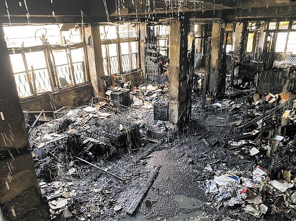 賴文德透天住家慘遭祝融肆虐，救出賴韋安1家5口的4樓現場，甚至燒到連隔間都看不到，只剩鋼筋骨架。（翻攝照片／袁庭堯高雄傳真）
