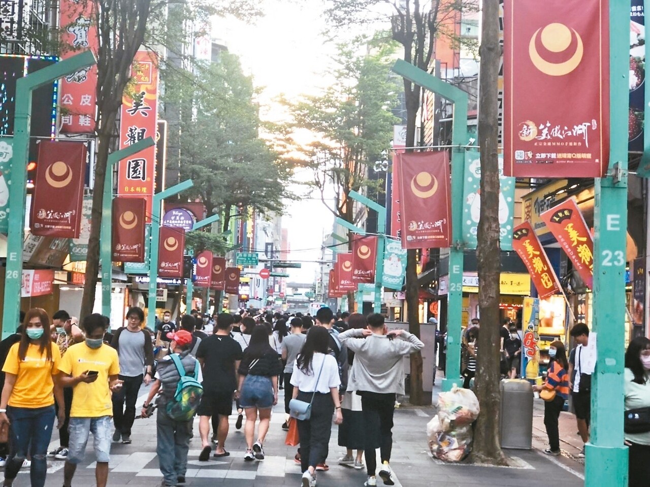 五一連假西門町湧入逛街人潮，但外國觀光客商圈、夜市業者仍憂心，還是要盼到國外觀光客，生意才能有起色。 記者林麗玉／攝影