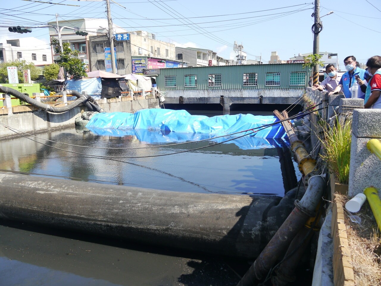 高雄茄萣大排收集家庭與菜市場汙水，惡臭令居民難以忍受，惡臭高雄市政府施工清除汙泥、臭味，副市長李四川（右二）緊盯工程進度。記者徐白櫻／攝影