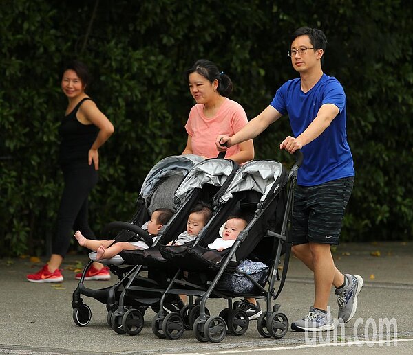今天各地高溫普遍可達30度以上,其中大台北地區及中南部地區高溫更可達33至35度。本報資料照片