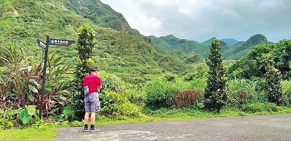 桃園一對陳姓夫妻連假到新北市東北角健行，陳男在山區迷路，只靠溪水與野果果腹，並沿山林間疑似山羌足跡走下山。（警方提供／許家寧新北傳真）