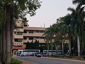 岳飛、康定艦今晨解隔離　高雄檢疫所專車送返家