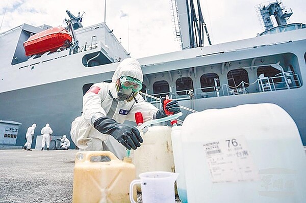 陸軍39化學兵群官兵至磐石軍艦執行消毒作業。（國防部提供）
