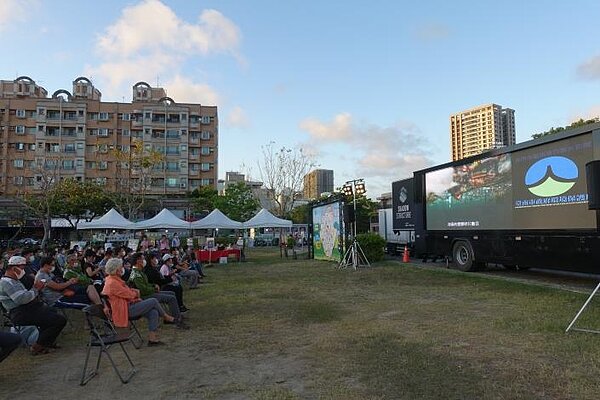 防疫期間看電影,臺南環保局辦露天影展盛大展開。圖/台南市政府提供