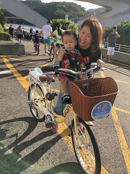 母親節活動期間只要下載FunBike麻吉APP，即可獲得親子同行媽媽原地借還免費劵2張（平日及假日優惠券各一張）。圖／新北市水利局提供