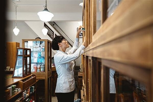 老建築「一樂酒家」的推手 三代傳承─七星藥局的吳藥師們。圖/嘉義縣藝文推廣科提供