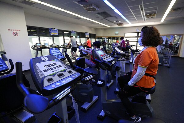 因應疫情舒緩新北市分階段有條件開放公有場館,器材隔開使用距離。圖/新北市府提供