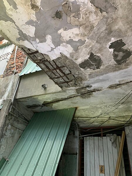 擁有精銳部隊的台北市中山二派出所,遭爆屋齡高達66年,後方的眷舍長年無人維護、年久失修,猶如「惡靈古堡」。圖/市議員許家蓓辦公室提供