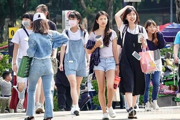 今天天氣依舊炎熱。聯合報系資料照 