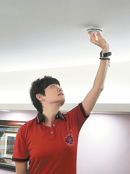 公寓和透天厝住宅安裝住警器,有助於提早察覺火災發生。 圖/聯合報系資料照片