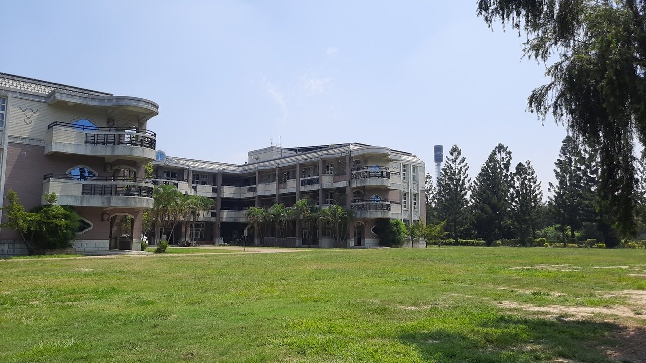 嘉義大學民雄校區日前興建的基地台與隔壁民雄農工的機械科、電機科專業教室僅75公尺。記者陳玫伶／攝影