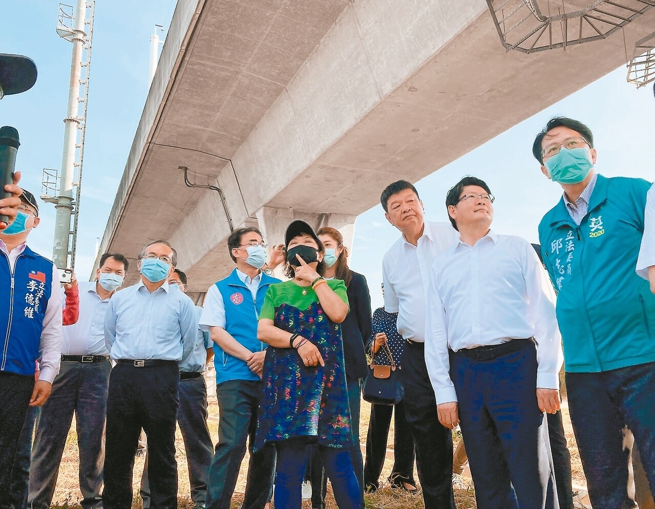 立法院交通委員會昨到高雄視察橋頭科學園區聯外道路，交通部政務次長黃玉霖（右二）允諾會全力協助開闢高鐵橋下的阿蓮延伸至仁武路段。 記者徐白櫻／攝影