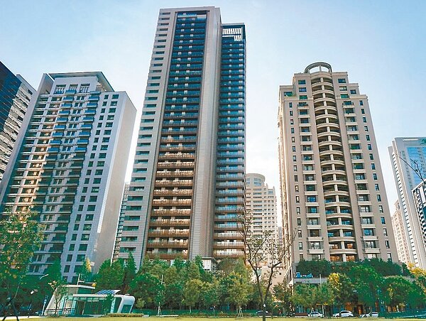 「寶璽天睿」(中)正對台中2萬坪市政公園綠地,成為台商富豪鎖定的標的,5月一口氣揭露15筆交易資料,站上十大豪宅社區第二名。 記者宋健生/攝影