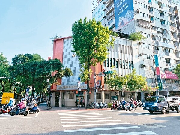 北市議員許家蓓爆料,北市中山二派出所屋齡高達66年,後方的眷舍年久失修,猶如「惡靈古堡」。 圖/許家蓓辦公室提供