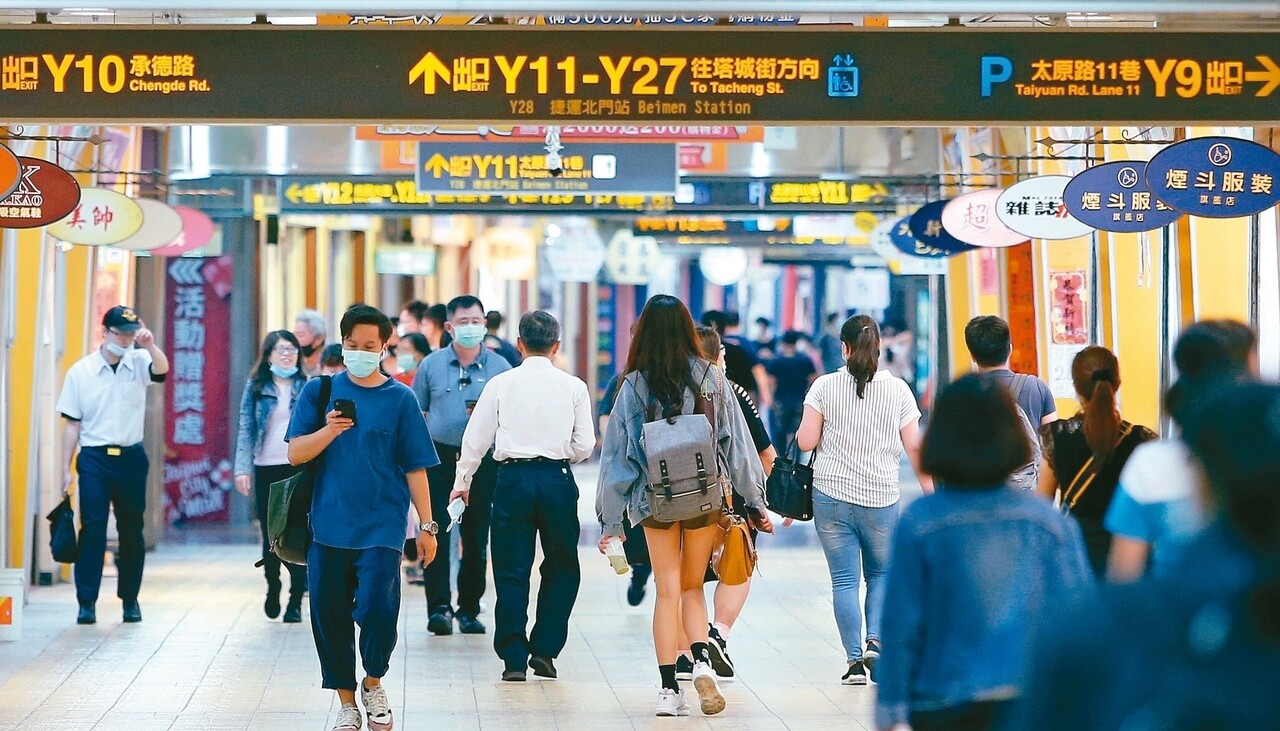 台北地下街自去年底即被列為消防安檢不合格場所，至今仍未改善。立委沈發惠昨質詢時痛批「地下街每天多少人在那邊進出，這比錢櫃還嚴重！」 記者侯永全／攝影