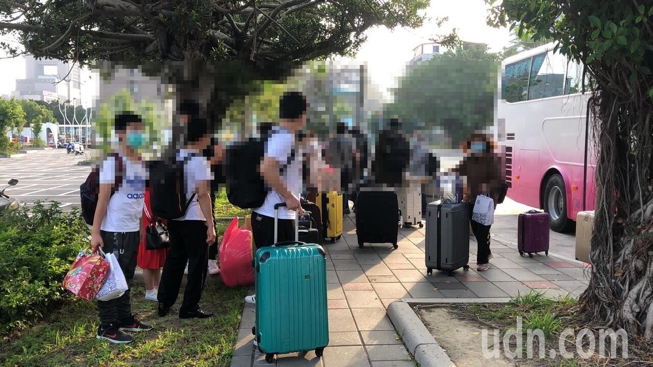 在新竹市進行隔離的114人確定無虞，於今天清晨6點半檢疫期滿「出關」，由專車載往新竹轉運站。記者王駿杰／攝影