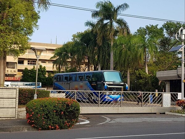 海軍敦睦遠航訓練支隊的3艘軍艦官兵,今天陸續解除隔離,將返家繼續自主健康管理7天,預計5月10日收假。記者邱奕能/攝影