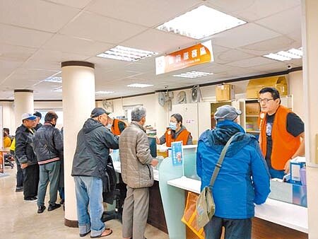 北市就業服務處7、8日邀請6家廠商，共提供59個工作機會，其中月薪最高職缺達70K，呼籲有興趣民眾把握機會至就服站參與徵才。（張穎齊攝） 