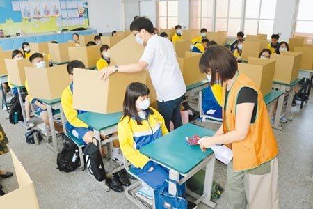 國中會考將於16、17日登場,桃園市府貼心備妥2.2萬份瓦楞紙「防疫用餐隔板」,避免群聚感染。(蔡依珍攝)
