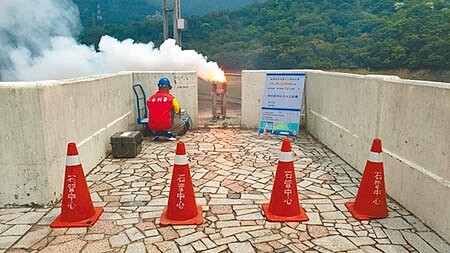 
石門水庫集水區施放燄劑執行人工增雨。（呂筱蟬攝）
 