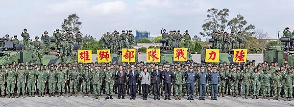 國軍今年已發生6件霸凌案、性騷擾案2件、自傷5件。國為蔡英文總統視導陸軍機步269旅,與操演官兵合影。圖/軍聞社