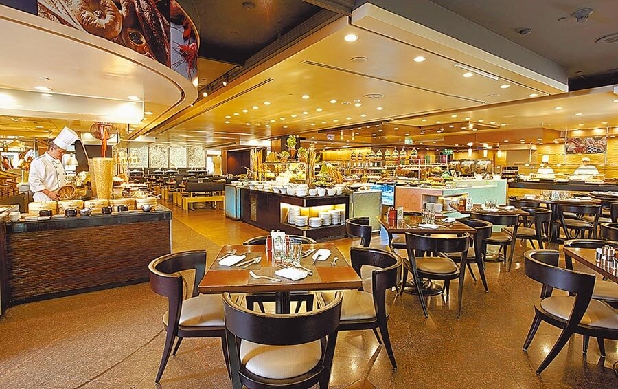 人力銀行調查顯示,89%上班族「有計畫」歡慶今年的母親節,比例創近4年以來新低,預算也同步縮水。圖為五星級大飯店自助餐廳。(台北遠東國際大飯店提供)