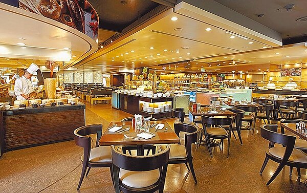 人力銀行調查顯示,89%上班族「有計畫」歡慶今年的母親節,比例創近4年以來新低,預算也同步縮水。圖為五星級大飯店自助餐廳。(台北遠東國際大飯店提供)