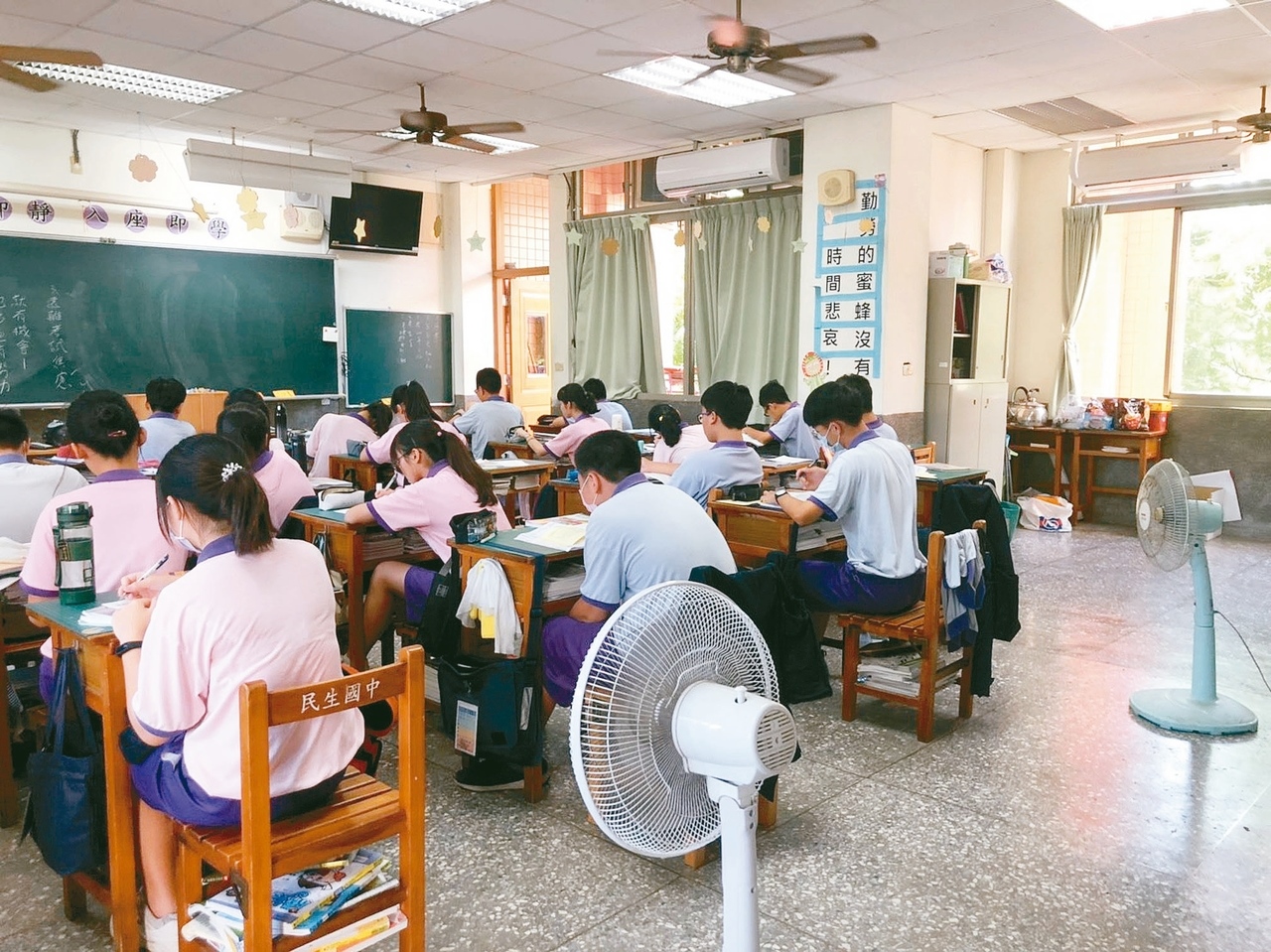 天氣熱到受不了，嘉義市民生國中每間教室都再追加兩支立扇，希望學生能安心學習。 記者李承穎／攝影