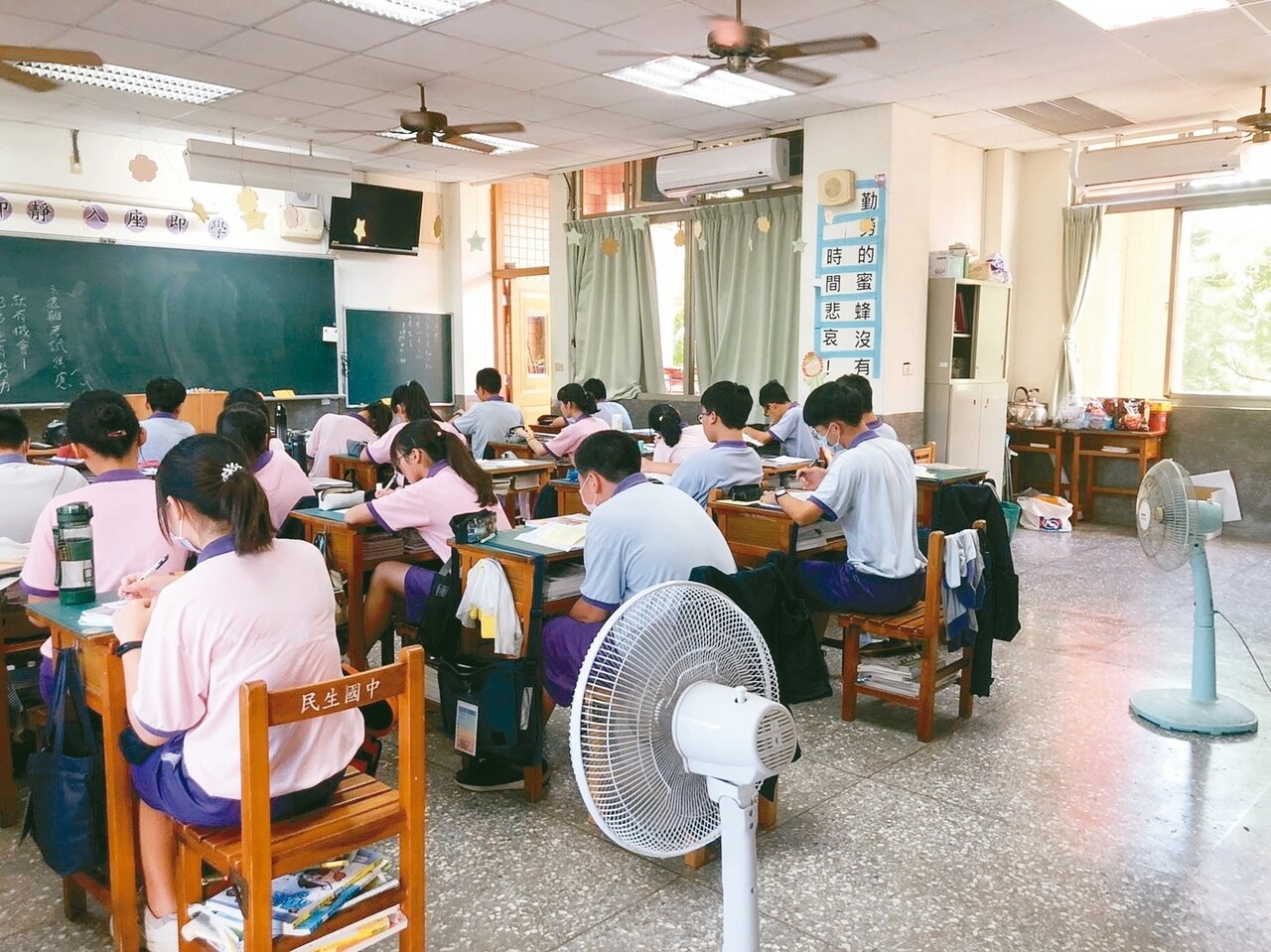 天氣熱到受不了,嘉義市民生國中每間教室都再追加兩支立扇,希望學生能安心學習。 記者李承穎/攝影