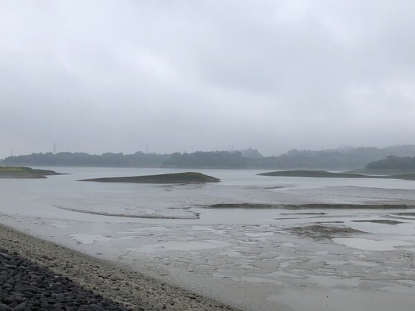 梅雨遲到,嘉義縣仁義潭水庫底沙洲浮現,讓人憂心水情。記者魯永明/攝影