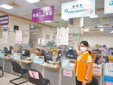 國稅局北港稽徵所自製防疫罩,因應報稅人潮。(張朝欣攝)