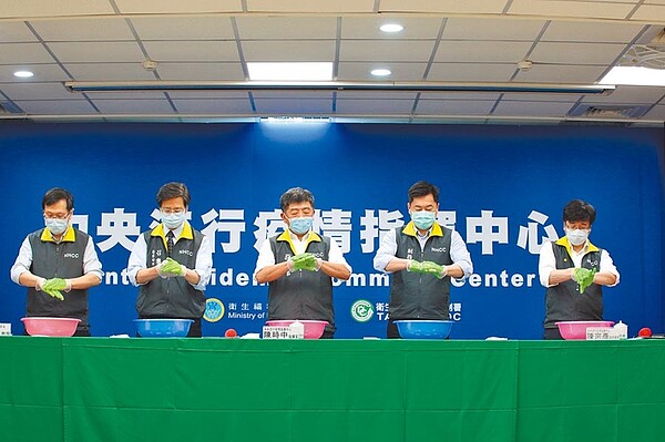 中央流行疫情指揮中心專家諮詢小組召集人張上淳(左二)。圖/指揮中心提供