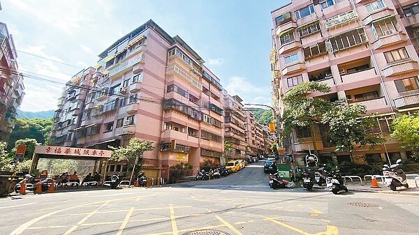 基隆首波列入老舊高地社區受水設備改善計畫補助的有幸福華城、壯觀台北、美之國等3個社區,立委蔡適應與水公司接連在社區辦說明會。圖/蔡適應辦公室提供