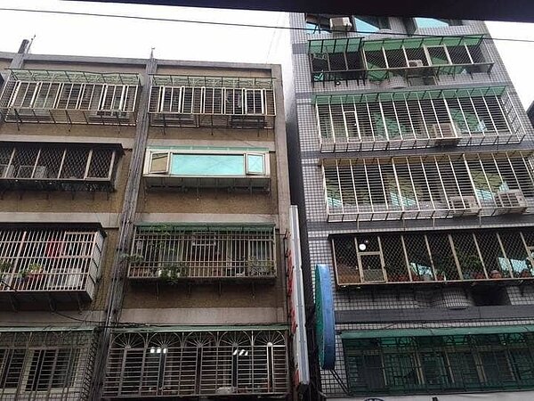 一名網友詢問「如何勸家裡長輩把鐵窗拆掉?」示意圖。圖擷自爆廢公社二館