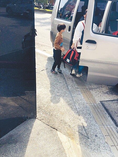 新北市三重加州森林國際幼兒園遭家長投訴,近30位幼童被逼進入密不透風的廂型車內,等待合格娃娃車載運。(投訴人提供)