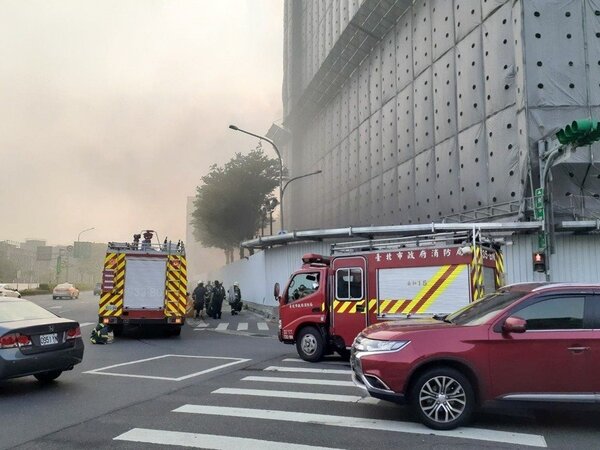 台北市京華城5日下午發生火警。記者蔡翼謙／翻攝