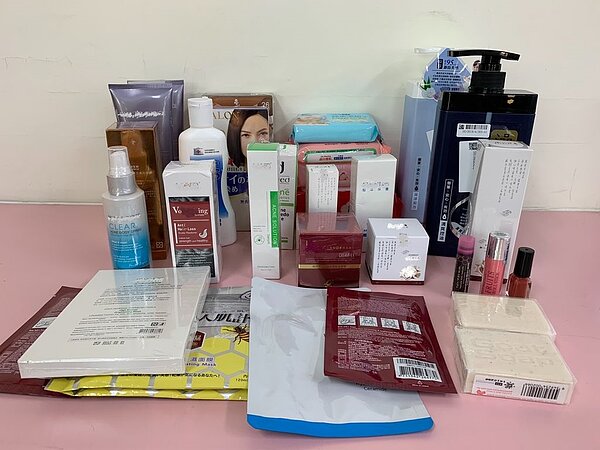 台中市食安處針對化粧品及食品違規廣告去年開罰559件,共計裁罰855萬9千元。圖/台中市食安處提供