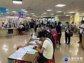 萬元紓困之亂　民眾抱怨、區公所基層忙翻天