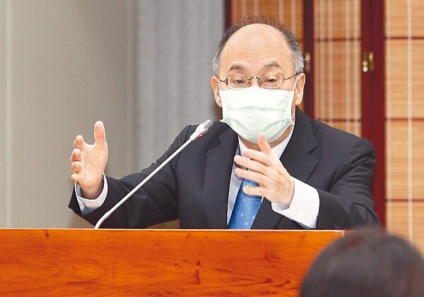 受到新冠肺炎疫情影響,故宮參觀人數再度下滑,院長吳密察表示,面對下半年的門票收入「不敢樂觀」。(張鎧乙攝)