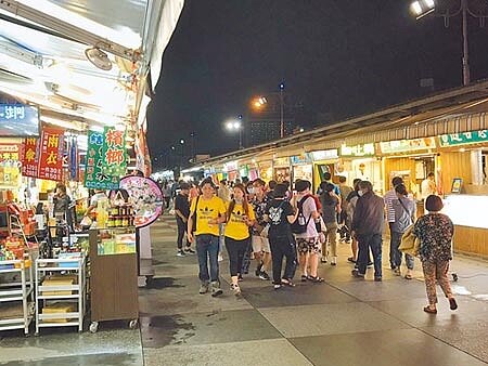花蓮知名景點東大門夜市清明連假人潮略多，被中央列入簡訊警示地區。（王志偉攝） 