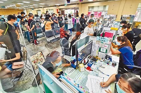 紓困1萬元方案,6日起開放申請,各地區公所湧進不少民眾詢問,大里區公所開放全部11個櫃台。(黃國峰攝)