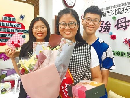 母親節前夕,王津姝獲選家扶基金會自強媽媽,北台南家扶更促成全家留下15年來難得的第一張全家福合影,一雙兒女還特別獻上花束、蛋糕,為辛苦的媽媽打氣。(曹婷婷攝)