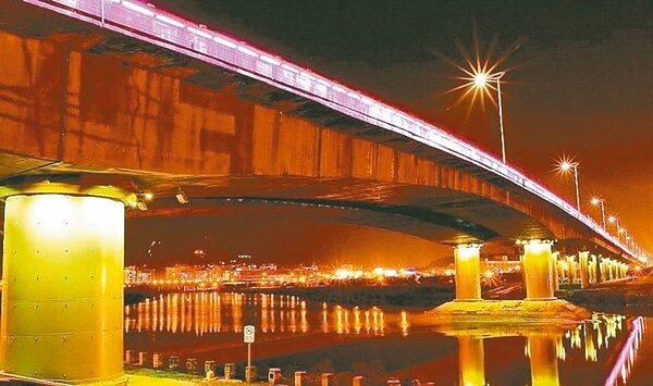 台北市往來內湖及市區的民權大橋下陷30公分，市府決耗資16億元改建。 圖／聯合報系資料照