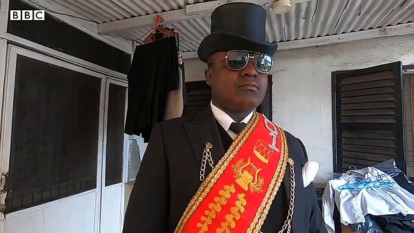 非洲「迦納抬棺舞」團長艾圖接受BBC Africa採訪。艾圖的「迦納抬棺舞」2017年因BBC Africa報導揚名世界,2020年更因網友模仿和惡搞二度爆紅。儘管他感謝網友的創作讓他知名度大增,但也坦承新冠肺炎讓生意下滑、陷入停滯。畫面翻攝:YouTube/BBC News Africa