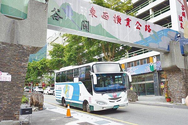參山處與豐原客運865公車合作,推出復刻版金馬號,往返谷關、梨山。(王文吉攝)