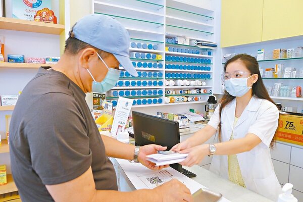 到藥局買口罩已成為台灣人生活日常。圖／台南市藥師公會提供