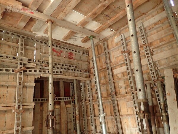 傳統模板工程缺乏系統性的前置規畫,重複使用的次數不多,工程結束很多木模都成為廢料。照片戴雲發提供