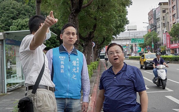 新北板橋漢生東路43巷路口交通標示有問題,市議員葉元之(中)邀請交通局、警察局會勘。圖/市議員葉元之提供