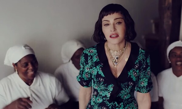 瑪丹娜在社群網站上留言,表示其實早在7周前她的巴黎巡演時,已經和同台表演的多位成員都感染了新冠肺炎,那時大家只覺得是重感冒,很慶幸現在所有人都還健康。圖/取自瑪丹娜YouTube