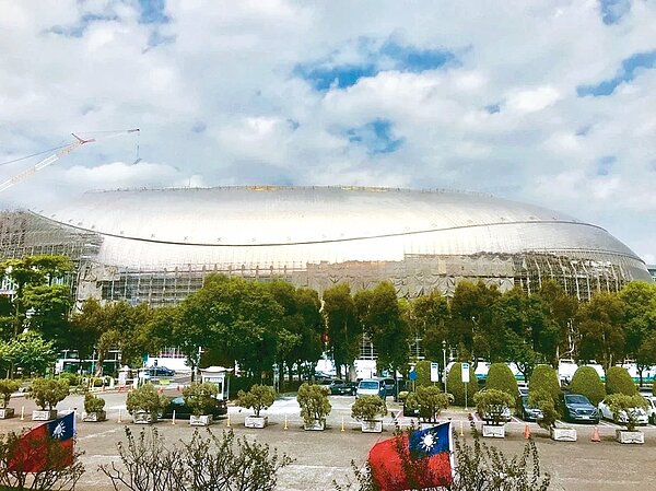 大巨蛋玻璃帷幕及鈦金屬屋頂，導致日光反射，民眾常向議員陳情。 圖／聯合報系資料照片
